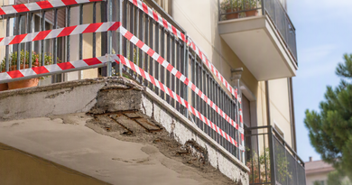 BALCONI PERICOLANTI: IL CONDOMINIO PUO’ INTERVENIRE D’URGENZA, MA NON PUO’ SOSTITUIRSI AL PROPRIETARIO